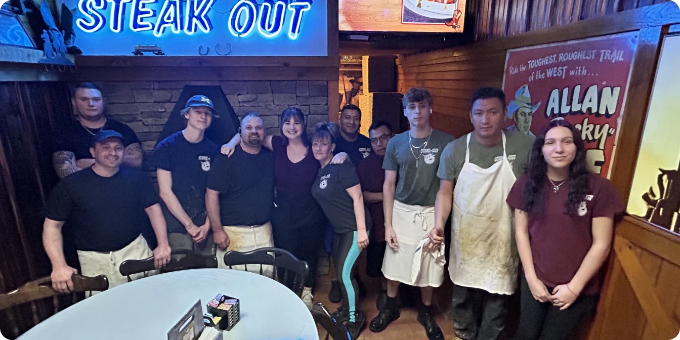 Equipo del restaurante Steak Out usando Shipday