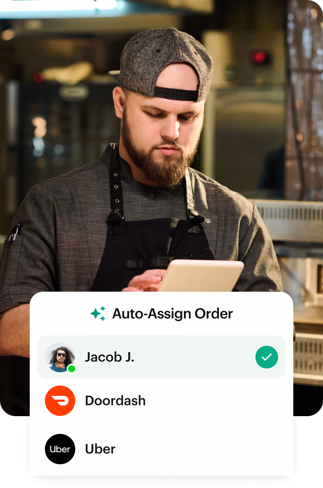 لوحة الإسناد التلقائي للطلبات تعرض سائقًا وDoorDash وUber وA-Team بجوار صاحب متجر