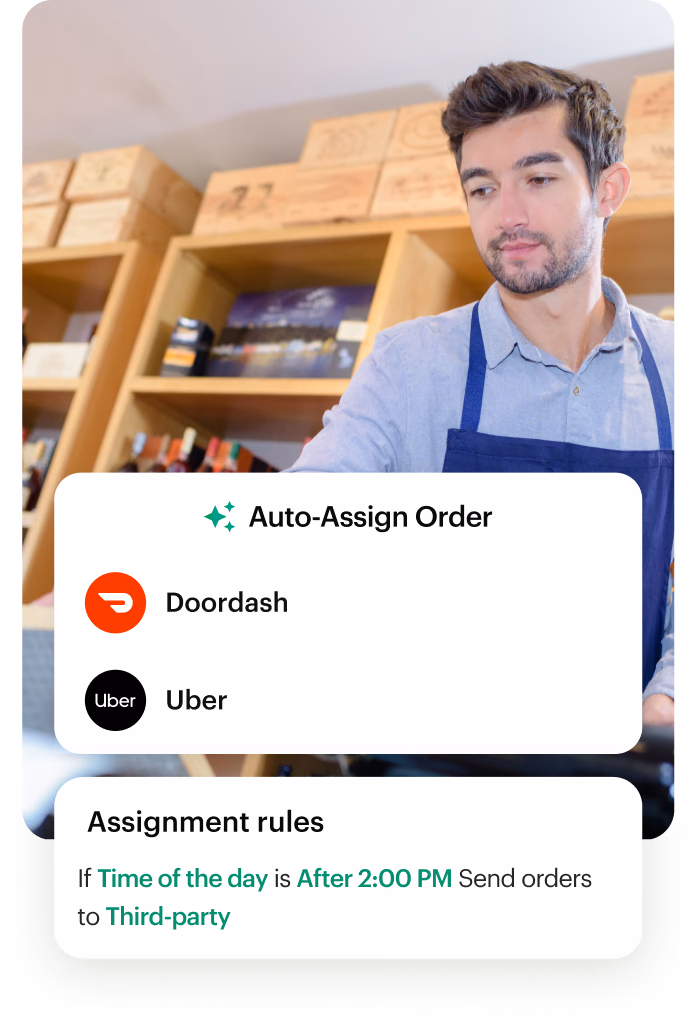 Majitel obchodu s alkoholem u pultu vedle pravidel automatického přidělování Shipday pro DoorDash a Uber