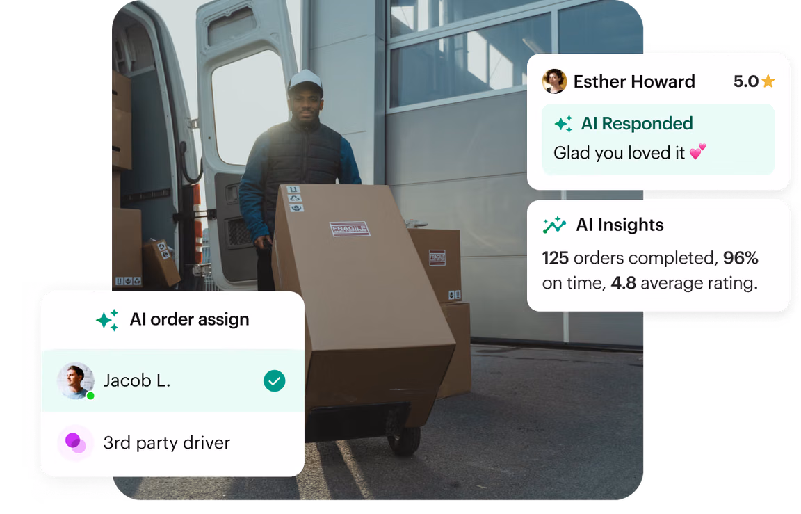 Repartidor con un carrito de paquetes junto a las tarjetas de asignación de pedidos y datos de IA de Shipday