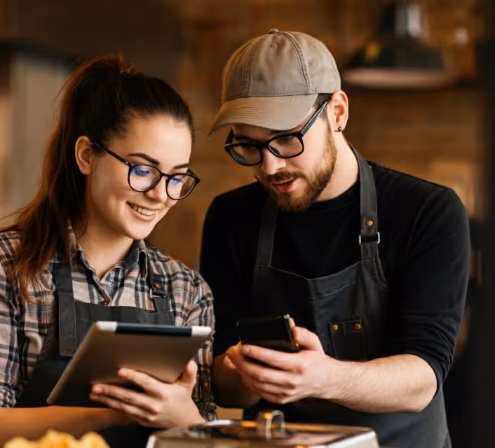 Majitel restaurace s tabletem s objednávkami doručení ve Shipday