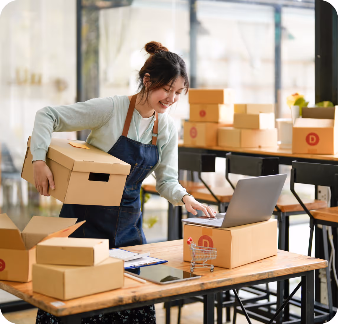 Mitarbeiter im Einzelhandel optimiert Sendungen mit Shipday